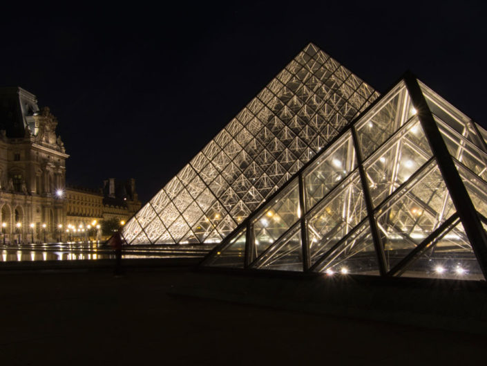 Voluptueuses pyramides du Louvre