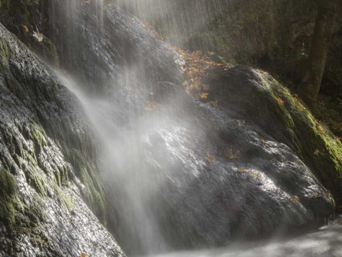 Filé d'eau au plus près d'une cascade