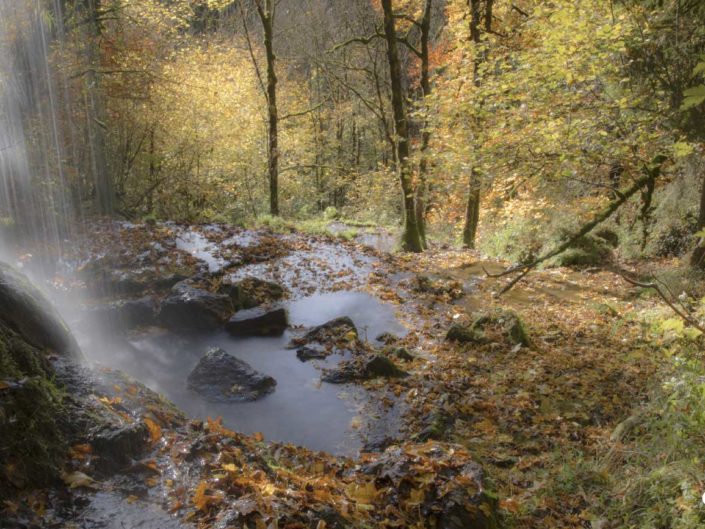 Filé d'eau derrière la cascade du Val