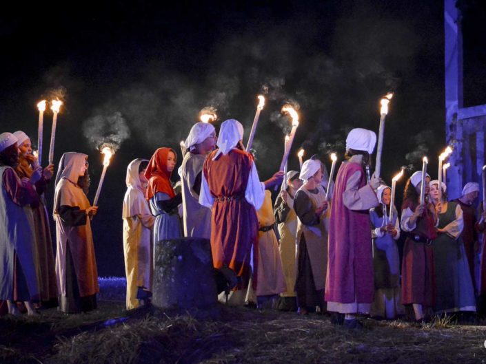 Flammes et fumées sur photo en clair-obscur spectacle Brebotte