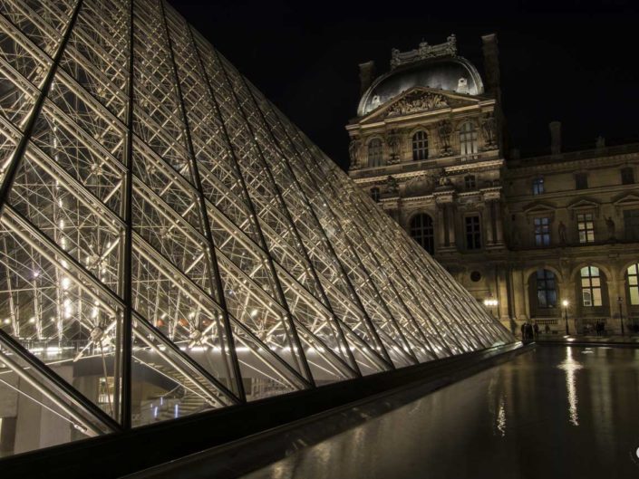 Photographie carreaux verre et métal Pyramides du Louvre