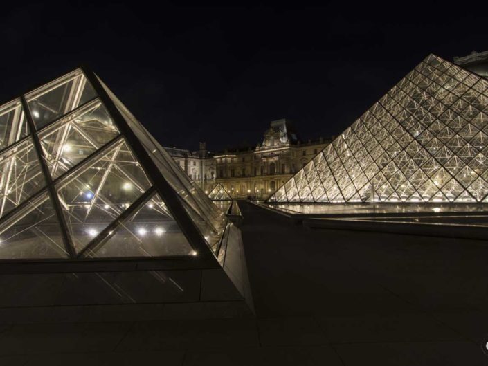 Photographie de nuit des Pyramides du Louvre