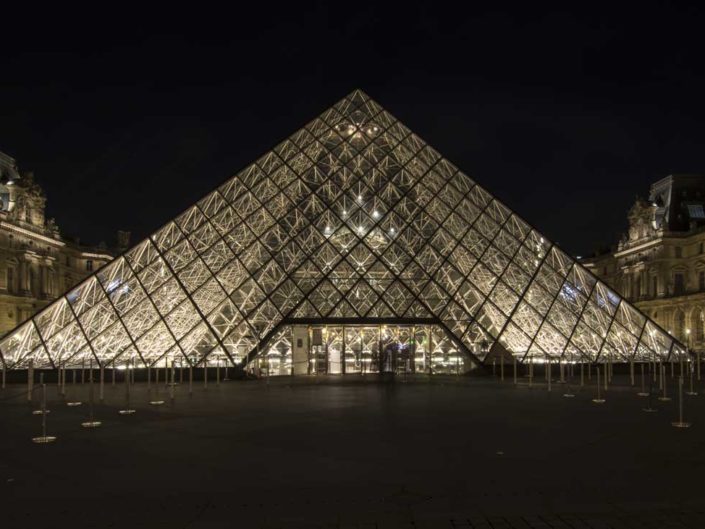 Photo nuit face musée Pyramides du Louvre