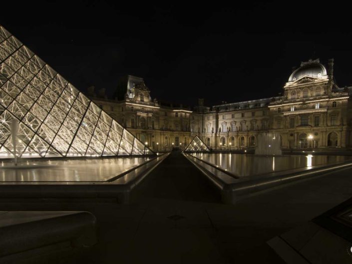 Photo nuit lignes et perspectives Pyramides du Louvre