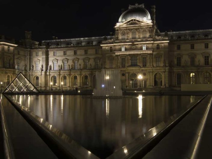 Photo nuit triangle eau Pyramides du Louvre