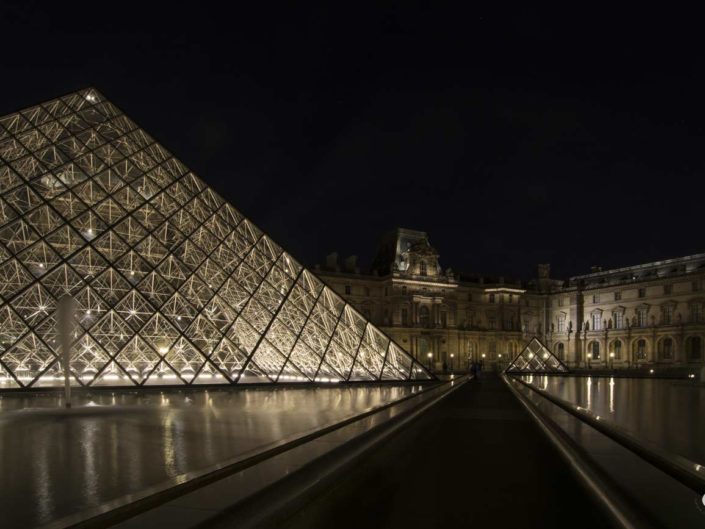 Photo nuit lignes et perspectives Pyramides du Louvre