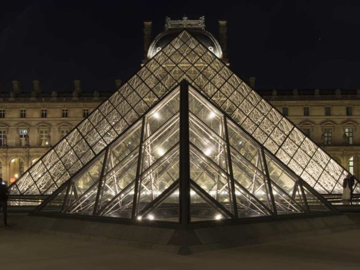 Photo symétrie axiale Pyramides du Louvre