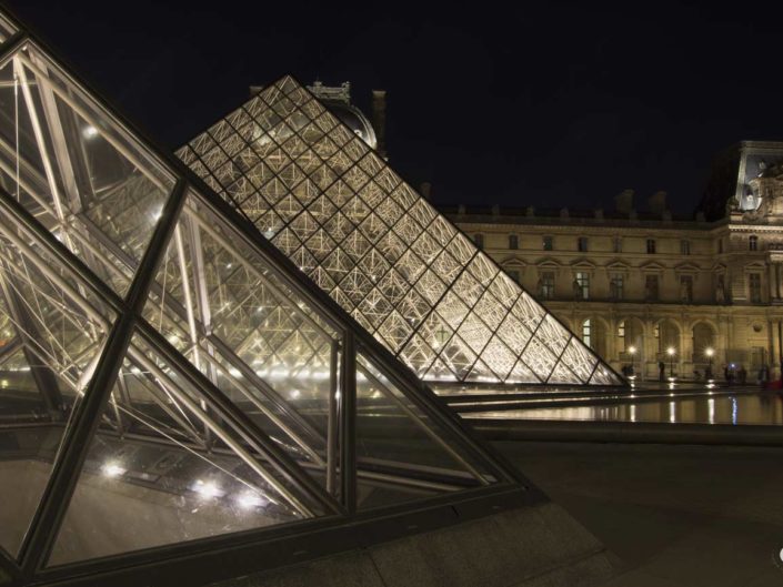 Photographie nuit volumes Pyramides du Louvre