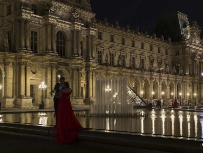 Photographie romantisme nuit Pyramides du Louvre