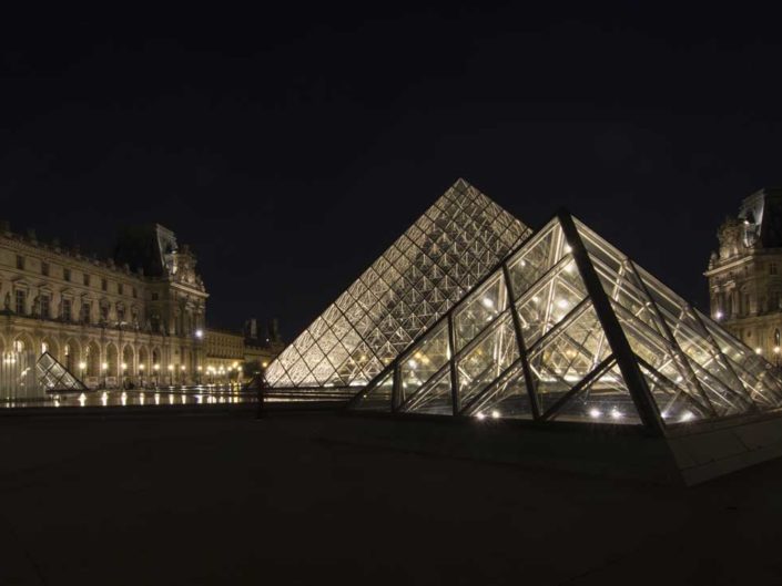 Photo nuit classique contemporain Pyramides du Louvre