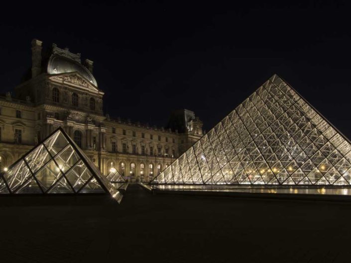 Pyramides du Louvre photographiées de nuit