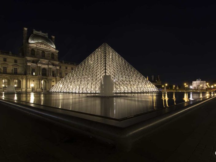 Ancienne résidence royale et Pyramides du Louvre de nuit