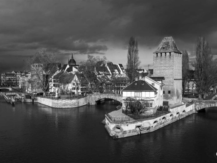 Photo de la Tour du Bourreau et l'Heinrichsturm dans une Strasbourg en noir en blanc