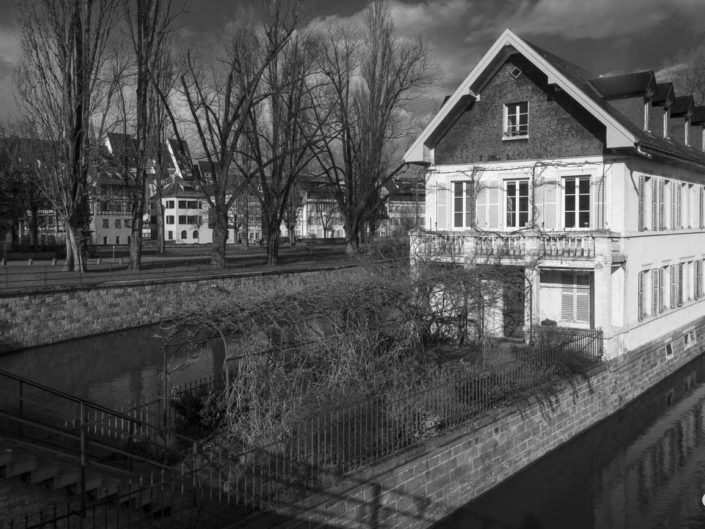 Photo de Strasbourg en noir et blanc avec vue sur Maison des Ponts Couverts