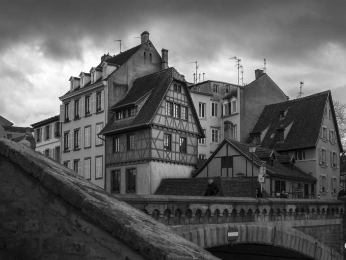 Strasbourg en noir et blanc au pied de la Tour Hans von Altheimturm