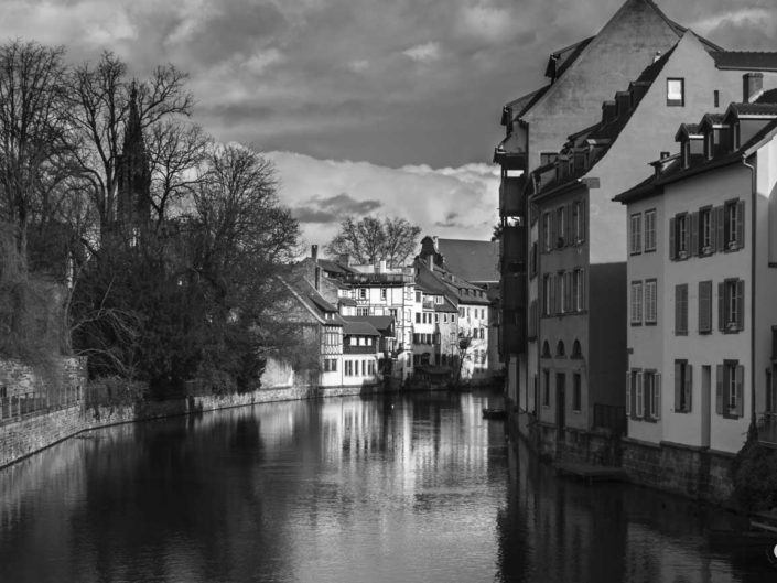 Canal Zornmühle sur photo de Strasbourg en noir et blanc