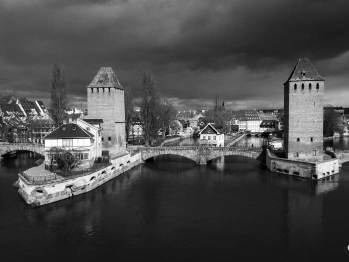 Photo de Heinrichsturm et Hans von Altheimturm dans une Strasbourg en noir en blanc