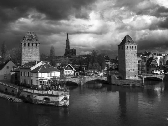 Photo de Strasbourg en noir et blanc depuis le barrage Vauban