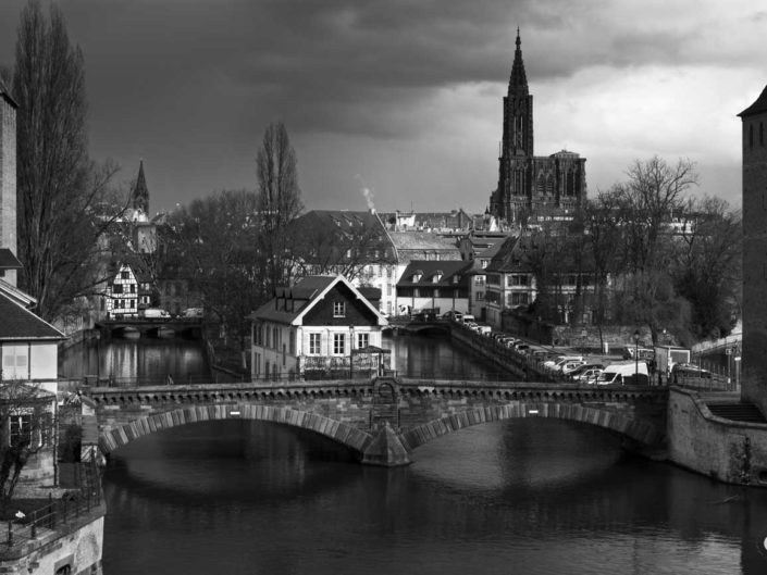 Photo de Strasbourg en noir et blanc avec vue sur canaux et cathédrale