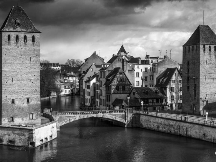 Vue sur Hans von Altheimturm et la Tour des Français dans une photo de Strasbourg en noir et blanc