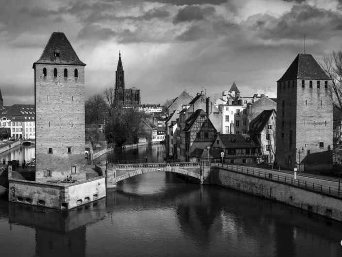 Hans von Altheimturm, cathédrale et Tour des Français dans une photo de Strasbourg en noir et blanc