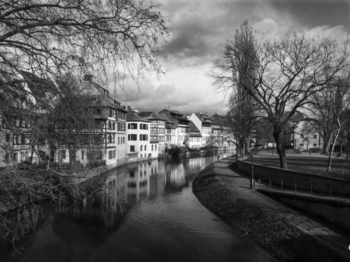 Canal de navigation de l'Ill dans une photo de Strasbourg en noir et blanc