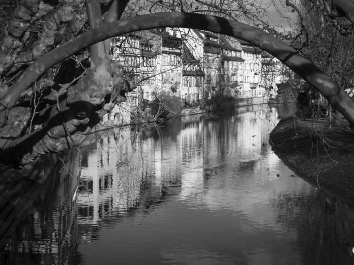 Photo Strasbourg en noir et blanc avec canal de navigation de l'Ill