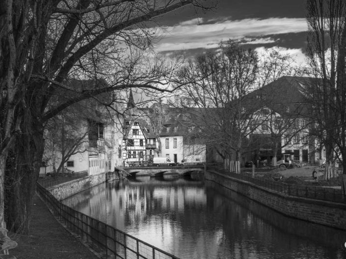 Canal Spitzmühle dans photo de Strasbourg en noir et blanc