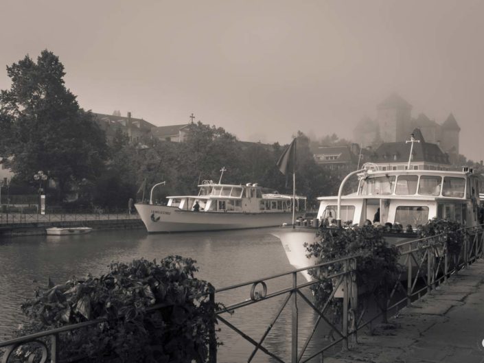 Photo virage partiel Château d'Annecy sous le brouillard