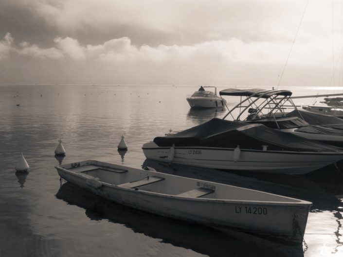 Photo virage partiel bateaux amarrés sur lac d'Annecy