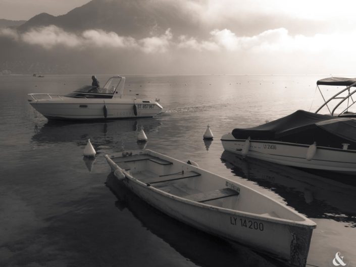 Photographie virage partiel bateaux lac d'Annecy brumeux