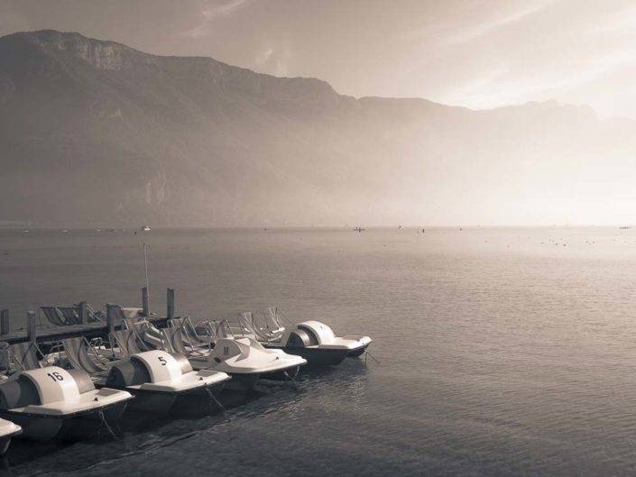 Lac d'Annecy, montagnes et pédalos sur photo en virage partiel