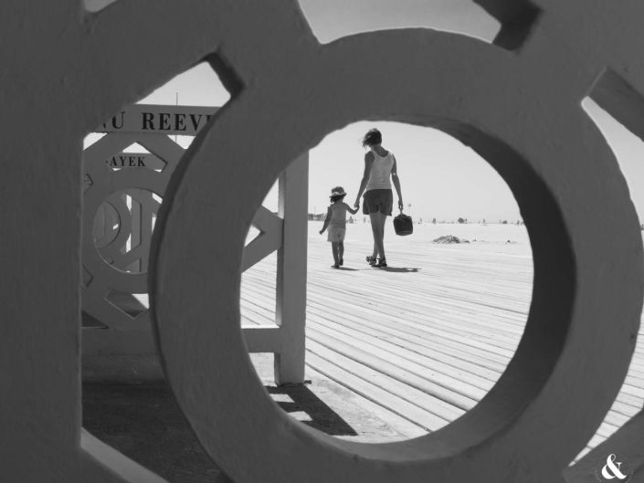 Photos géométriques de promeneurs à Deauville